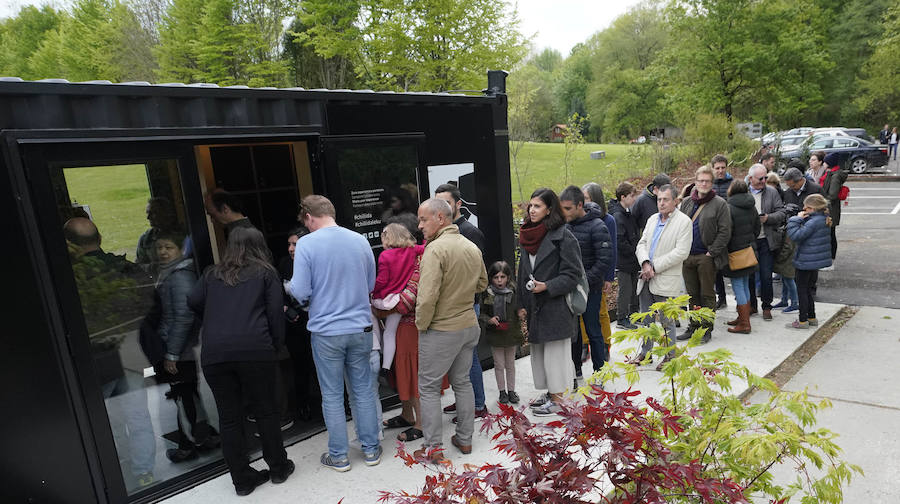 Un goteo incesante de visitantes vuelve a dar vida a Chillida Leku en la aapertura oficial al público este miércoles