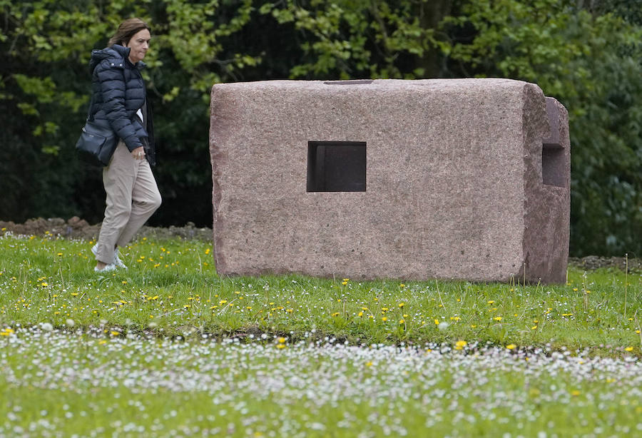 Un goteo incesante de visitantes vuelve a dar vida a Chillida Leku en la aapertura oficial al público este miércoles
