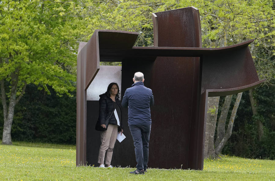 Un goteo incesante de visitantes vuelve a dar vida a Chillida Leku en la aapertura oficial al público este miércoles