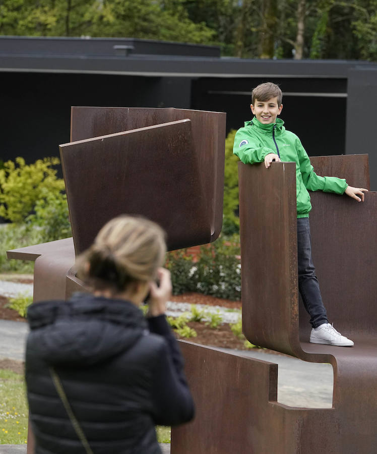 Un goteo incesante de visitantes vuelve a dar vida a Chillida Leku en la aapertura oficial al público este miércoles