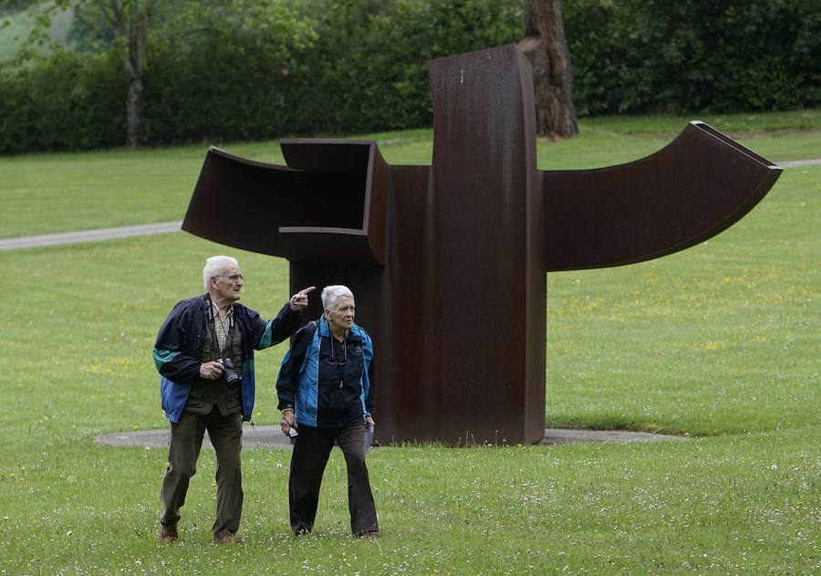 Un goteo incesante de visitantes vuelve a dar vida a Chillida Leku en la aapertura oficial al público este miércoles