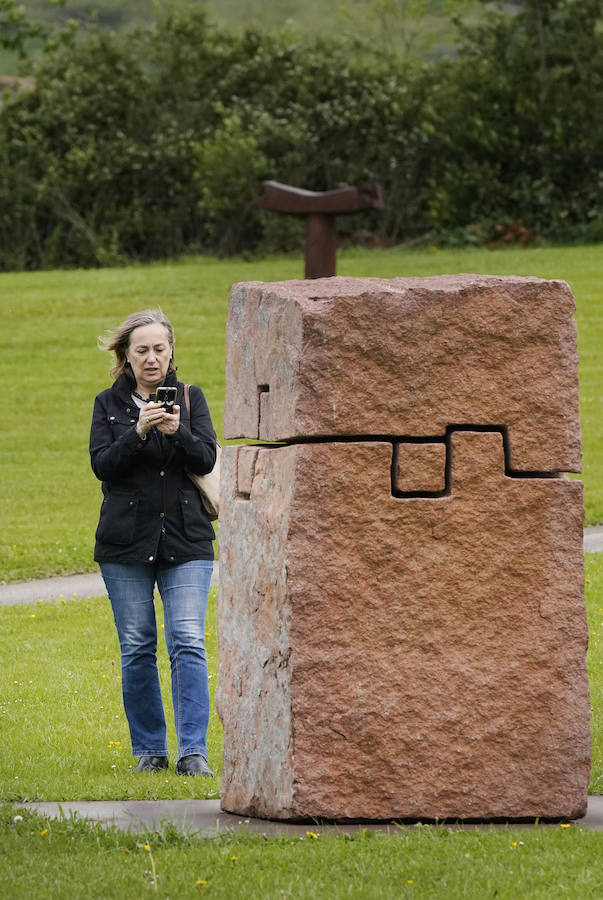 Un goteo incesante de visitantes vuelve a dar vida a Chillida Leku en la aapertura oficial al público este miércoles