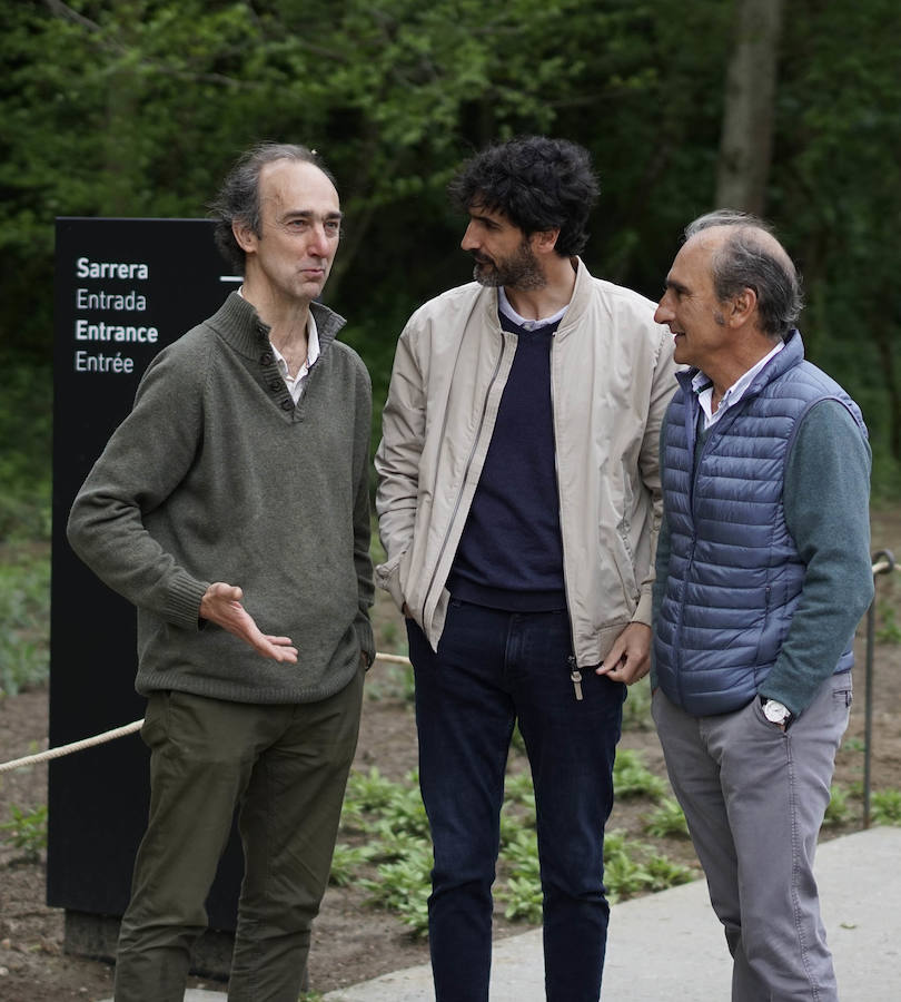 Un goteo incesante de visitantes vuelve a dar vida a Chillida Leku en la aapertura oficial al público este miércoles