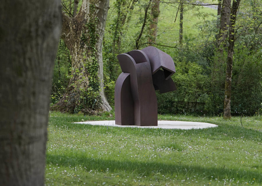 Un goteo incesante de visitantes vuelve a dar vida a Chillida Leku en la aapertura oficial al público este miércoles