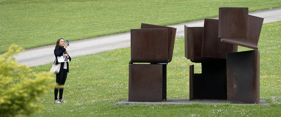 Un goteo incesante de visitantes vuelve a dar vida a Chillida Leku en la aapertura oficial al público este miércoles