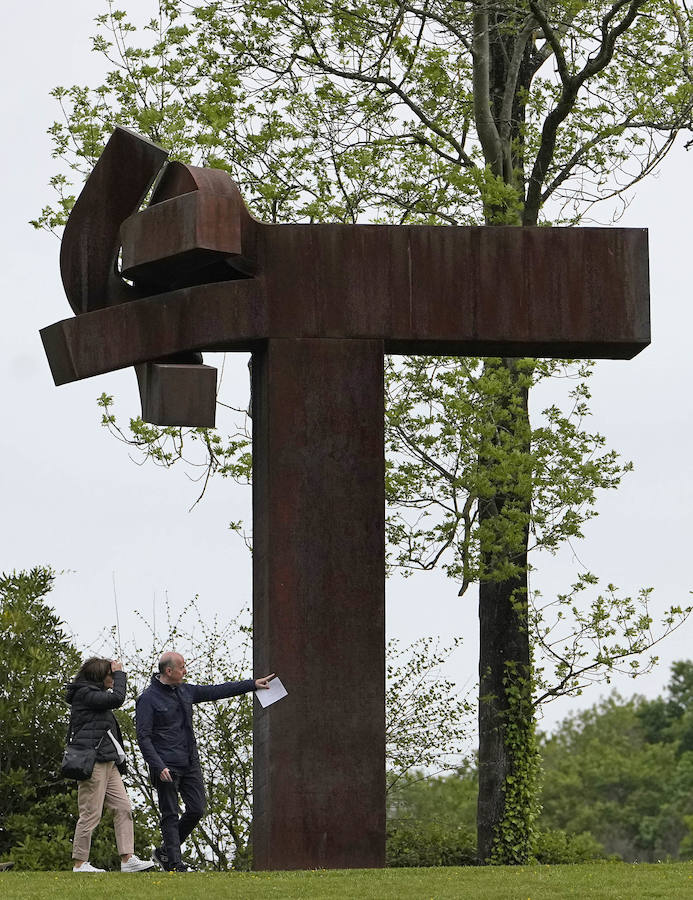 Un goteo incesante de visitantes vuelve a dar vida a Chillida Leku en la aapertura oficial al público este miércoles