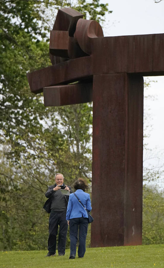 Un goteo incesante de visitantes vuelve a dar vida a Chillida Leku en la aapertura oficial al público este miércoles