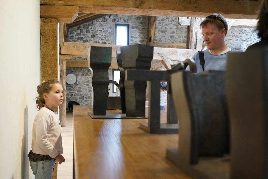 Un goteo incesante de visitantes vuelve a dar vida a Chillida Leku en la aapertura oficial al público este miércoles