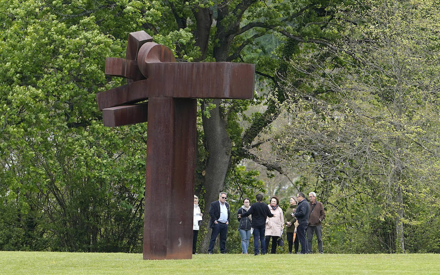 Un goteo incesante de visitantes vuelve a dar vida a Chillida Leku en la aapertura oficial al público este miércoles