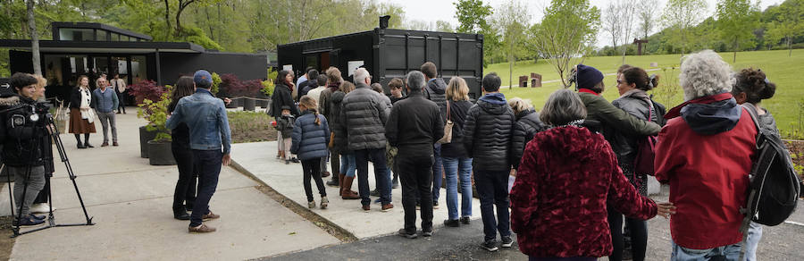Un goteo incesante de visitantes vuelve a dar vida a Chillida Leku en la aapertura oficial al público este miércoles