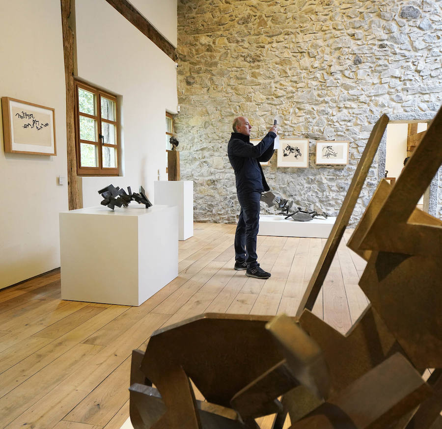 Un goteo incesante de visitantes vuelve a dar vida a Chillida Leku en la aapertura oficial al público este miércoles
