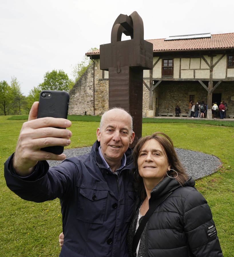 Un goteo incesante de visitantes vuelve a dar vida a Chillida Leku en la aapertura oficial al público este miércoles