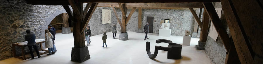 Un goteo incesante de visitantes vuelve a dar vida a Chillida Leku en la aapertura oficial al público este miércoles
