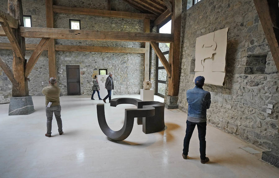 Un goteo incesante de visitantes vuelve a dar vida a Chillida Leku en la aapertura oficial al público este miércoles
