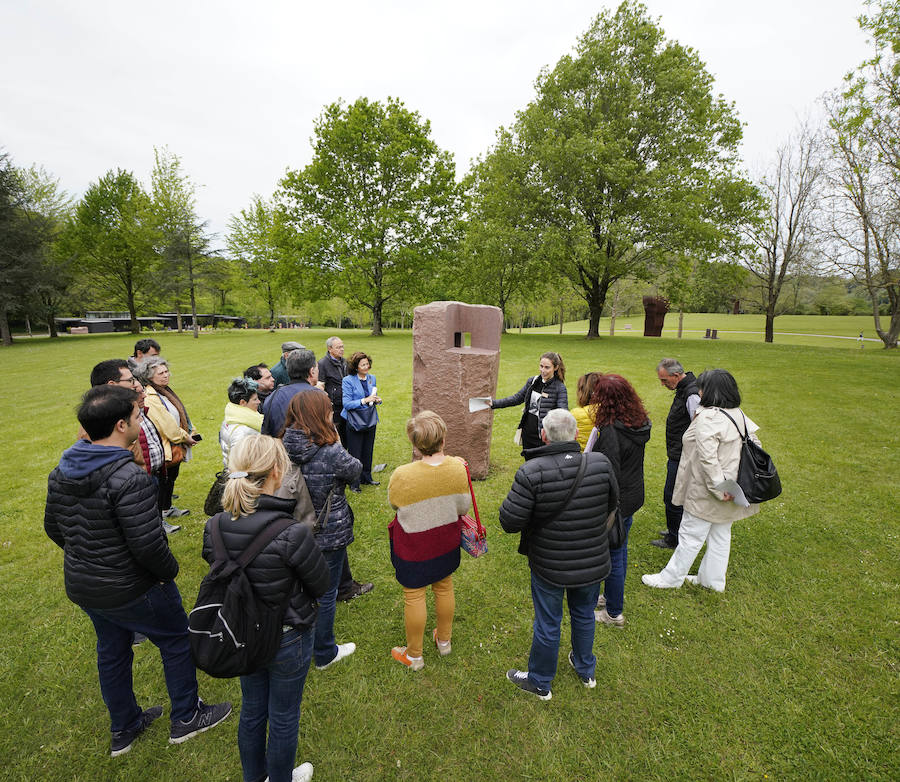 Un goteo incesante de visitantes vuelve a dar vida a Chillida Leku en la aapertura oficial al público este miércoles