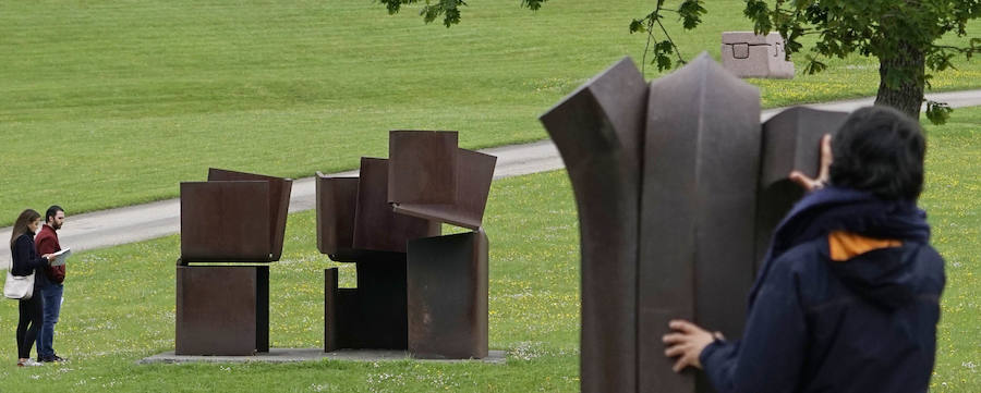 Un goteo incesante de visitantes vuelve a dar vida a Chillida Leku en la aapertura oficial al público este miércoles