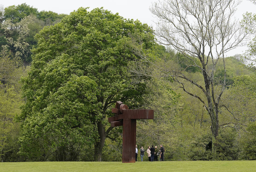 Un goteo incesante de visitantes vuelve a dar vida a Chillida Leku en la aapertura oficial al público este miércoles