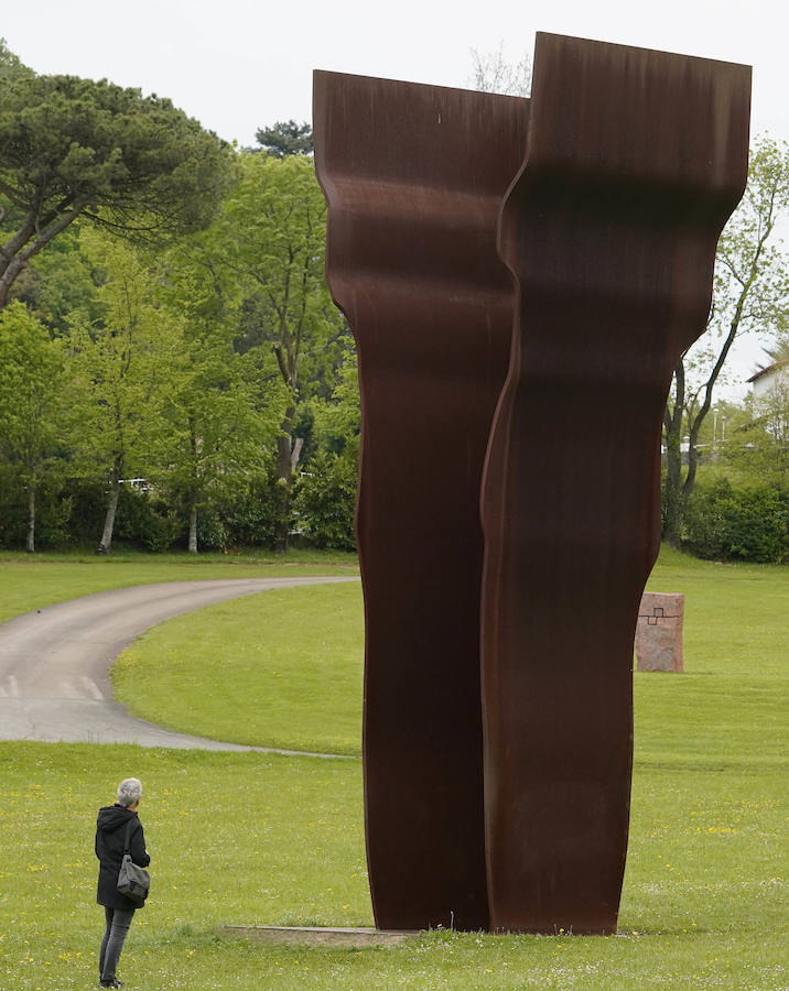 Un goteo incesante de visitantes vuelve a dar vida a Chillida Leku en la aapertura oficial al público este miércoles