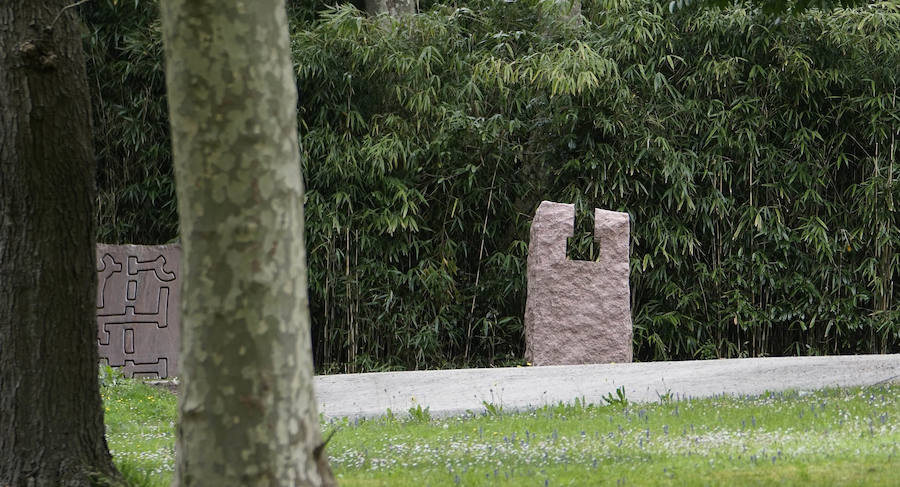 Un goteo incesante de visitantes vuelve a dar vida a Chillida Leku en la aapertura oficial al público este miércoles