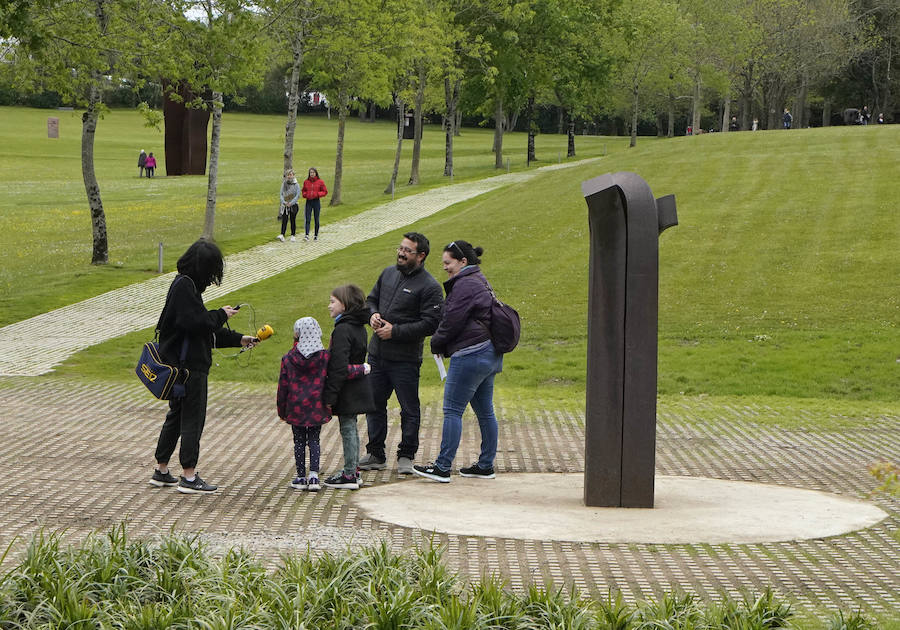 Un goteo incesante de visitantes vuelve a dar vida a Chillida Leku en la aapertura oficial al público este miércoles