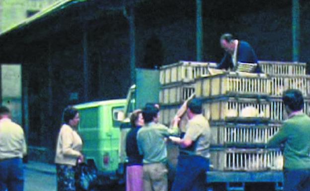 Uno de los fotográmas, con la compra venta de conejo, en 1982, en la calle Santa María, junto a la parroquia.