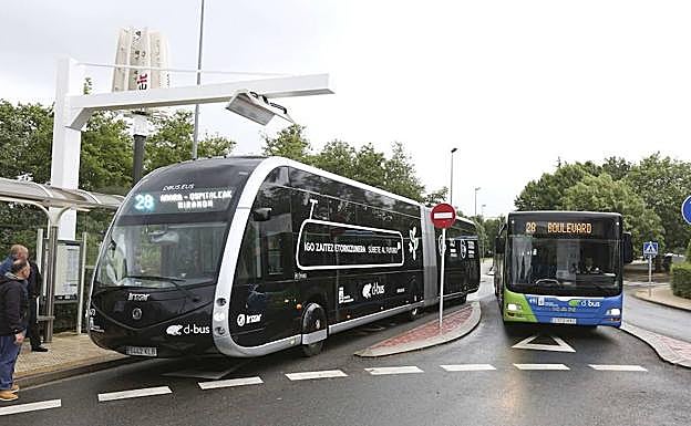 El primer autobús de la futura línea eléctrica del 28. 
