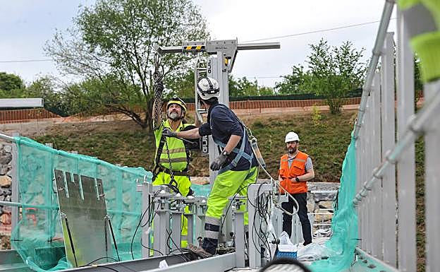 Varios operarios terminaron el lunes de ajustar el hardware necesario en el último arco.