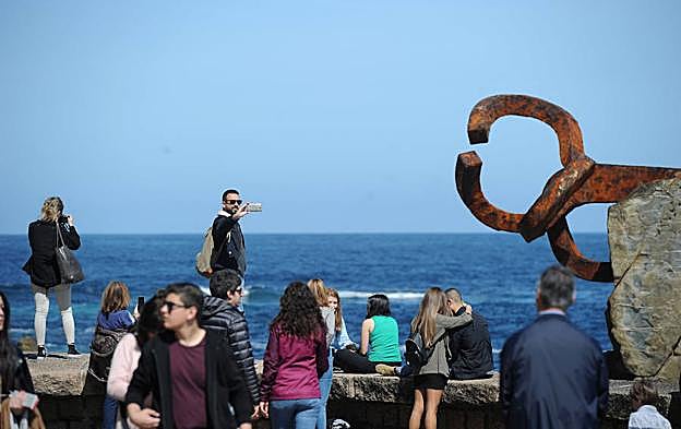 La zona del Peine del Viento, en Donostia, reunió ayer a no pocos turistas que ya están de visita en Gipuzkoa. 
