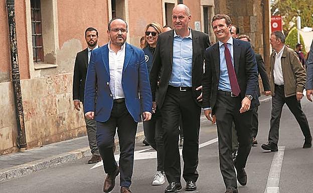 Alejandro Fernández, Jordi Roca y Pablo Casado pasean por las calles de Tarragona.