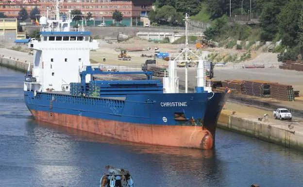 Un buque se aproxima a uno de los muelles del puerto donde se almacena chatarra.