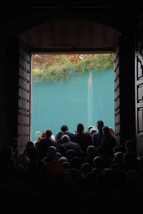 Este Viernes Santo Segura ha celebrado su Vía Crucis y más de 300 vecinos de todas las edades han formado parte de la procesión. 