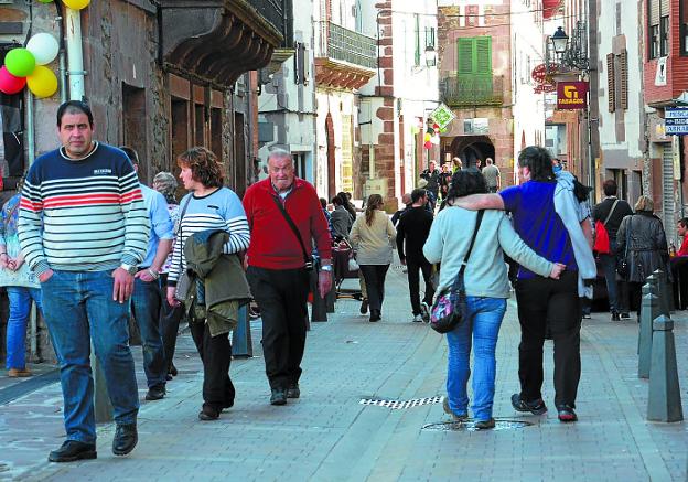 Numerosos turistas pasean por las calles de Elizondo.
