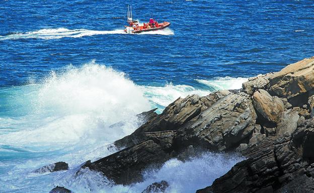 Los equipos de salvamento continúan buscando al pescador navarro desaparecido