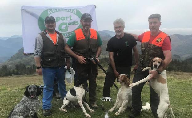 Los ganadores de las diferentes categorías juntos con sus perros y el trofeo.