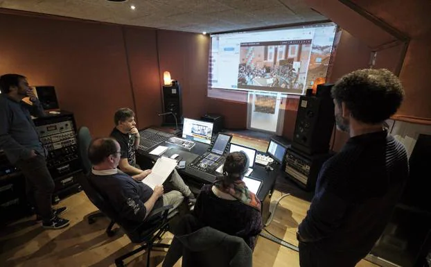 Los directores, músicos y técnicos, en el estudio. 
