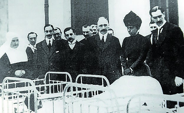 Imagen principal - 120 años en la vanguardia médico-sanitaria