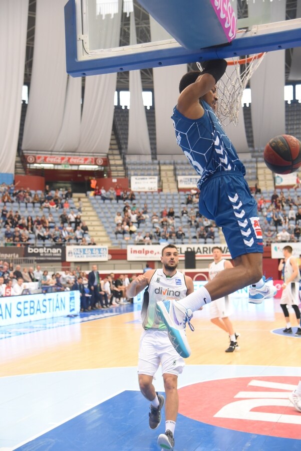 El GBC se agarra a la permanencia tras su triunfo ante el Joventut, 89-86, en un encuentro en el que ha tenido de todo.