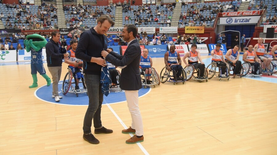 El GBC se agarra a la permanencia tras su triunfo ante el Joventut, 89-86, en un encuentro en el que ha tenido de todo.