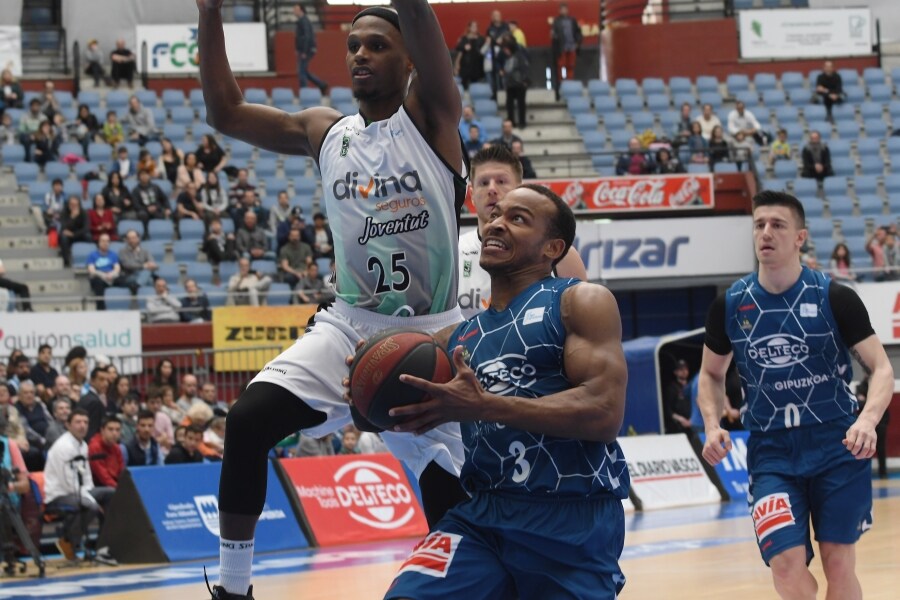 El GBC se agarra a la permanencia tras su triunfo ante el Joventut, 89-86, en un encuentro en el que ha tenido de todo.