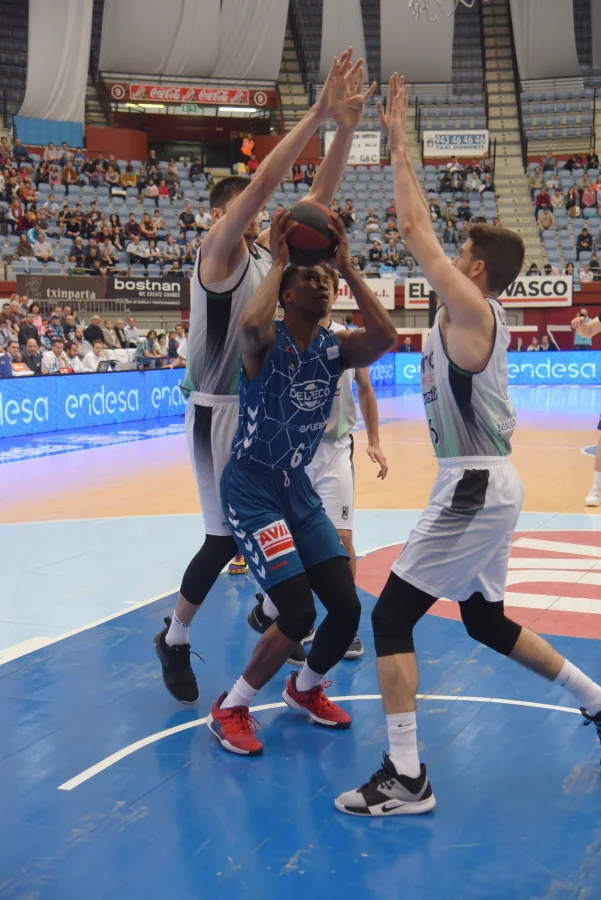 El GBC se agarra a la permanencia tras su triunfo ante el Joventut, 89-86, en un encuentro en el que ha tenido de todo.