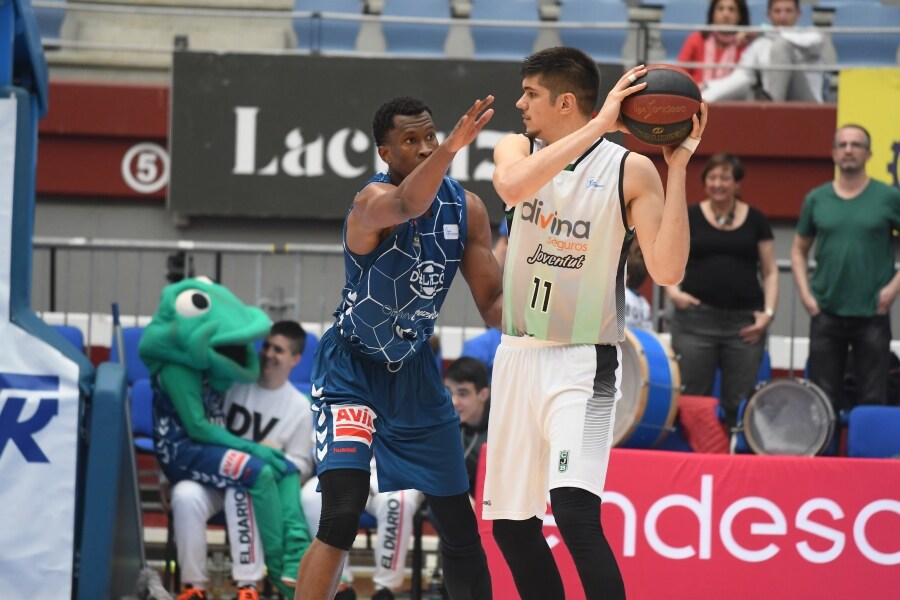 El GBC se agarra a la permanencia tras su triunfo ante el Joventut, 89-86, en un encuentro en el que ha tenido de todo.