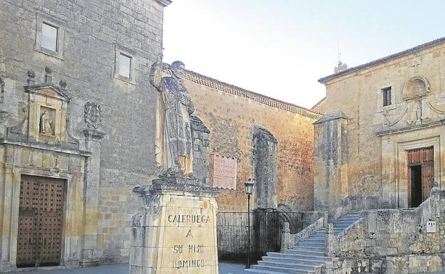 Una escultura recuerda al santo delante del monasterio, que alberga un museo. 