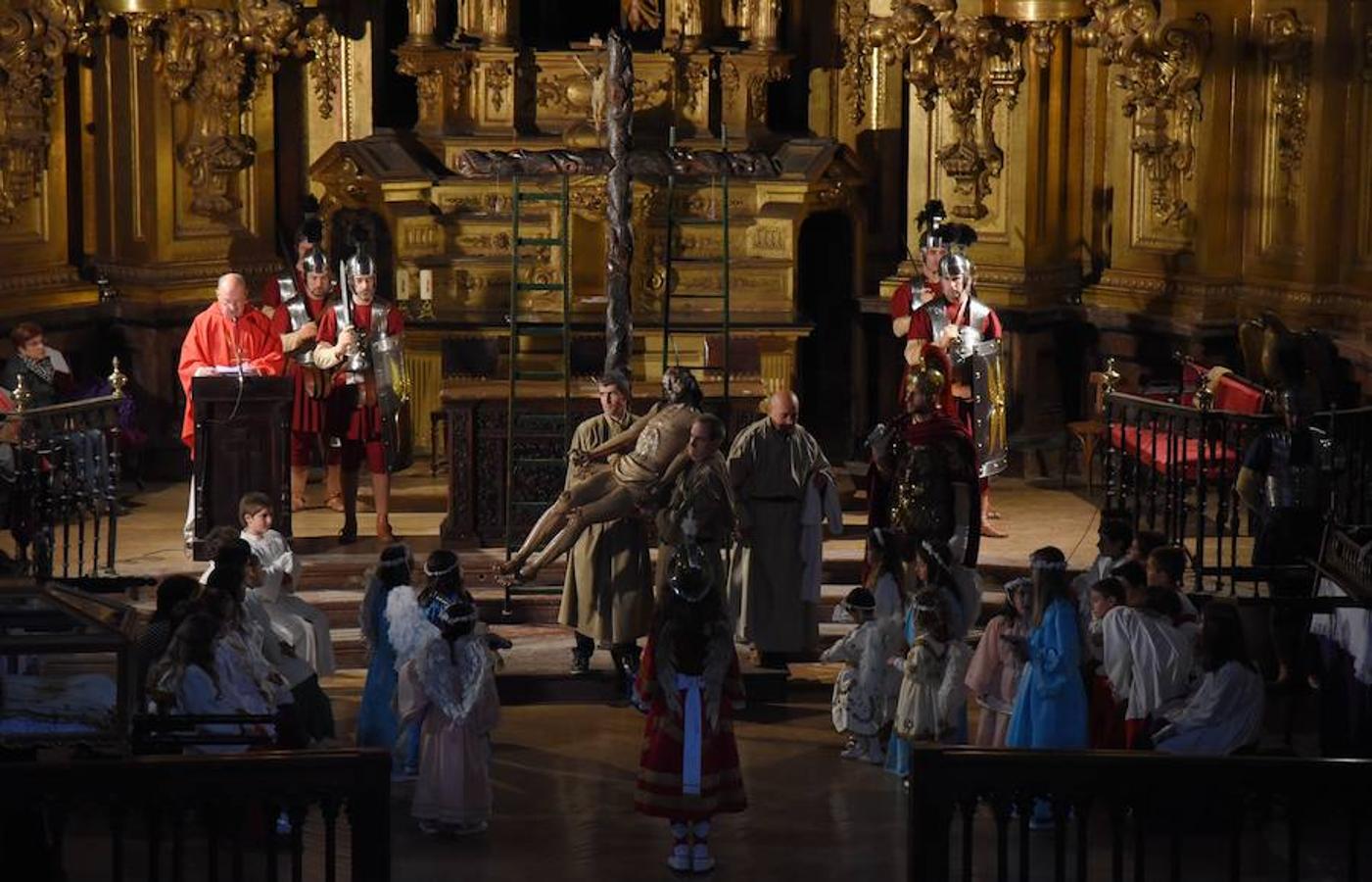Este Viernes Santo Segura ha celebrado su Vía Crucis y más de 300 vecinos de todas las edades han formado parte de la procesión. 