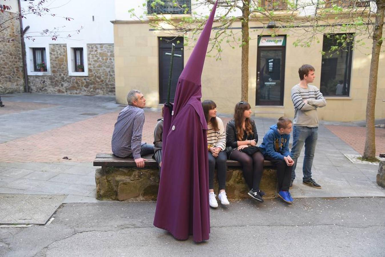 Este Viernes Santo Segura ha celebrado su Vía Crucis y más de 300 vecinos de todas las edades han formado parte de la procesión. 