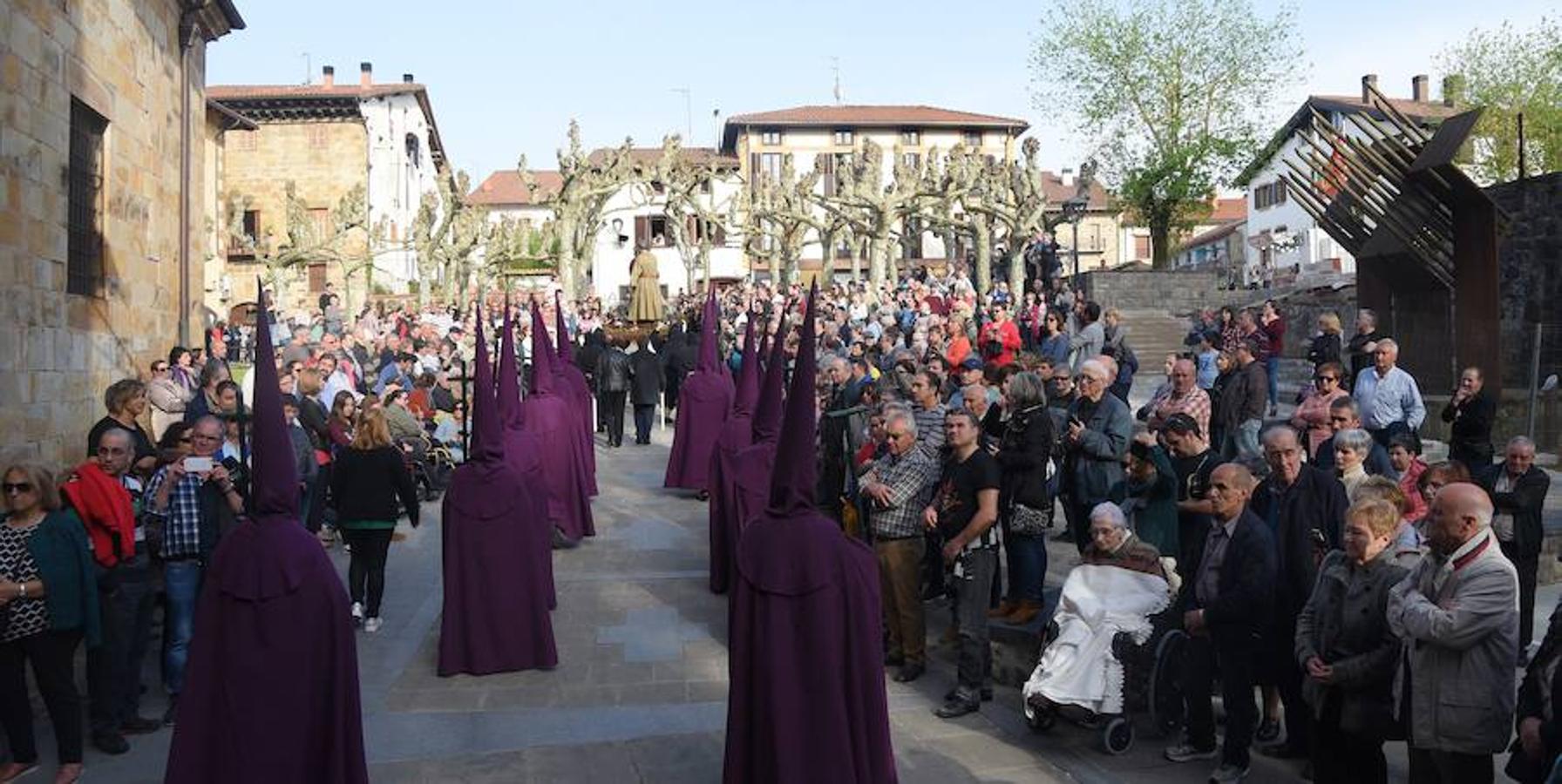Este Viernes Santo Segura ha celebrado su Vía Crucis y más de 300 vecinos de todas las edades han formado parte de la procesión. 