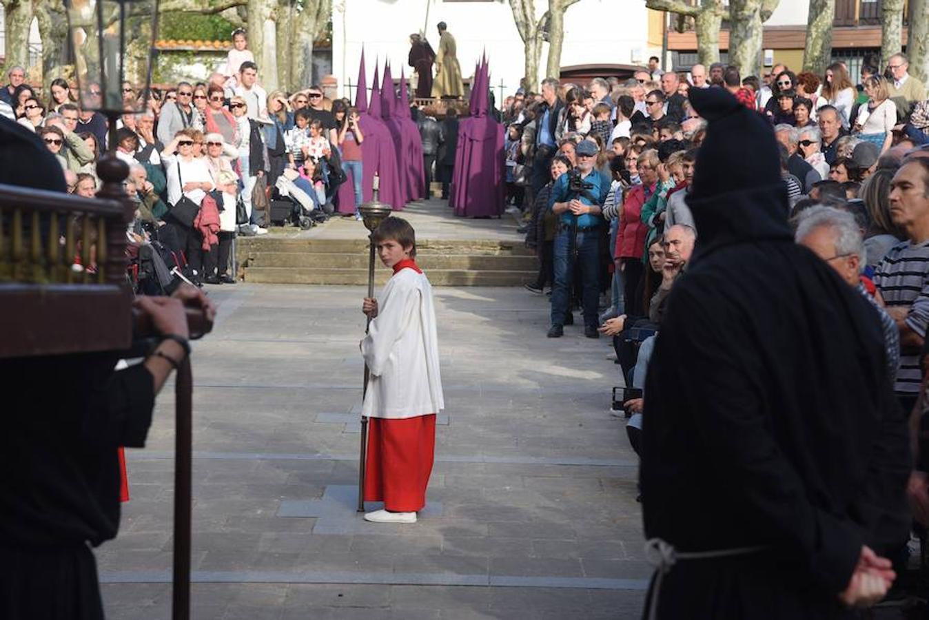Este Viernes Santo Segura ha celebrado su Vía Crucis y más de 300 vecinos de todas las edades han formado parte de la procesión. 
