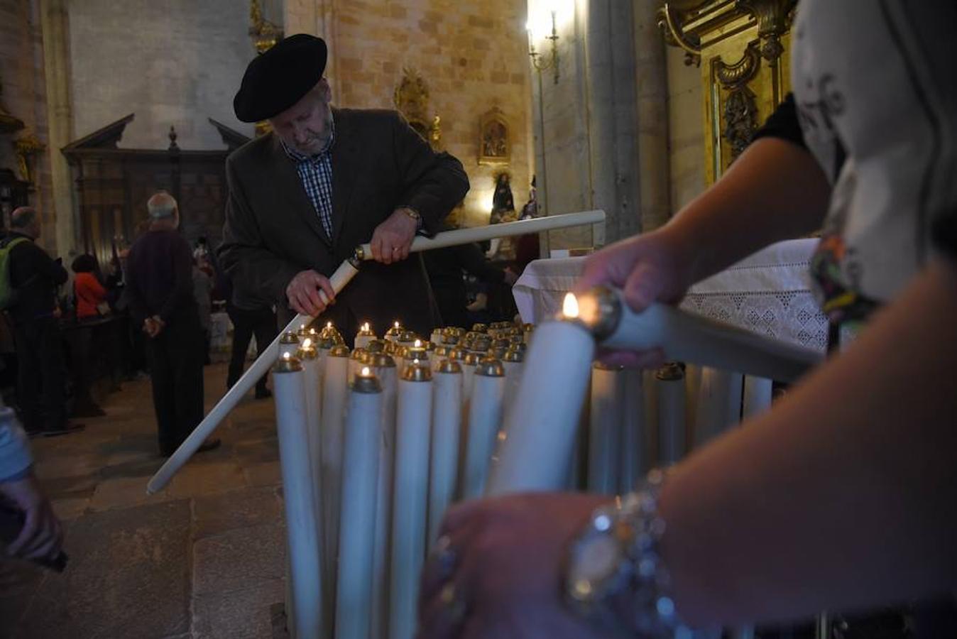 Este Viernes Santo Segura ha celebrado su Vía Crucis y más de 300 vecinos de todas las edades han formado parte de la procesión. 