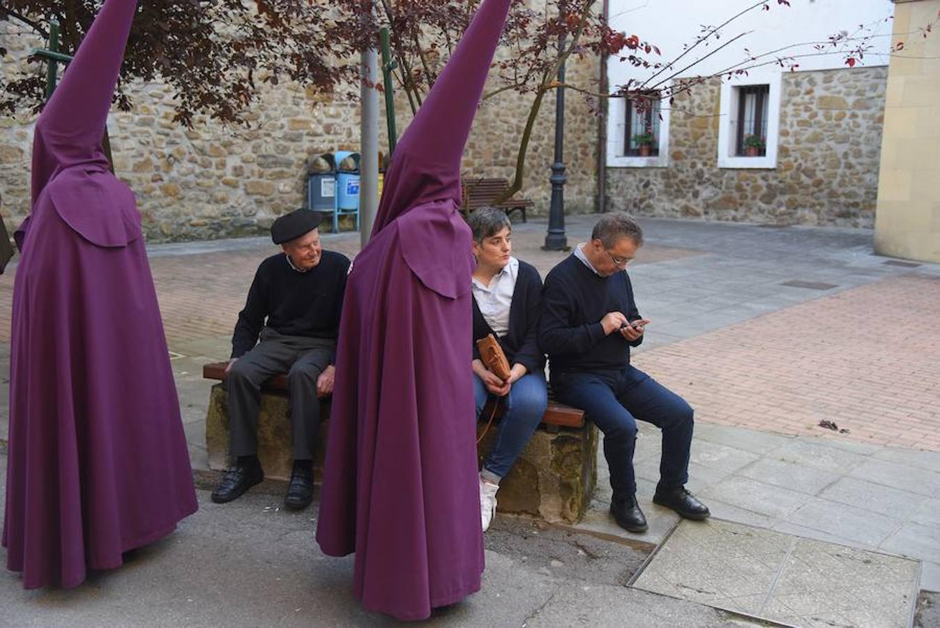 Este Viernes Santo Segura ha celebrado su Vía Crucis y más de 300 vecinos de todas las edades han formado parte de la procesión. 
