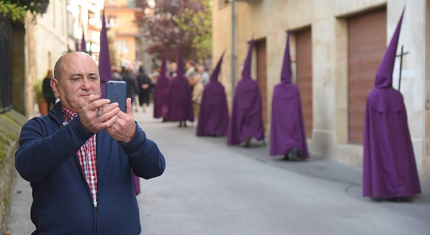 Este Viernes Santo Segura ha celebrado su Vía Crucis y más de 300 vecinos de todas las edades han formado parte de la procesión. 