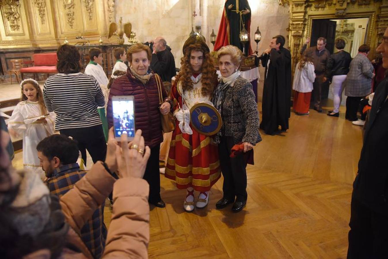 Este Viernes Santo Segura ha celebrado su Vía Crucis y más de 300 vecinos de todas las edades han formado parte de la procesión. 